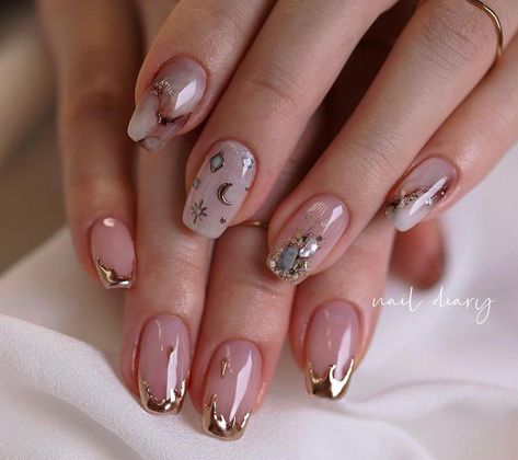 Glitter Toe Nails, Cosmic Nails, Neon Acrylic Nails, Art Deco Nails, Nails Gold, Moon Nails, Vintage Nails, Nails Design With Rhinestones, Minimal Nails