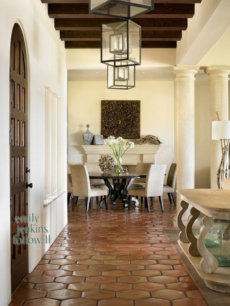 Dining room with terracotta tile floor & dark wood ceiling beams Modern Spanish Decor, Terracotta Floors, Spanish Decor, Mediterranean Home Decor, Spanish Style Home, Casas Coloniales, Spanish Style Homes, Mediterranean Home, Tile Flooring