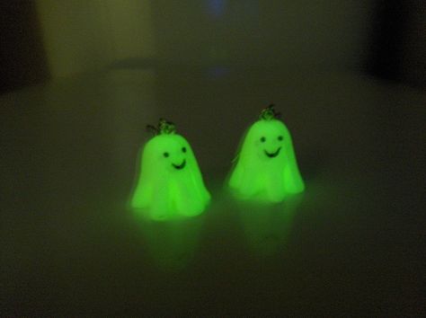 Cute glow in the dark polymer clay. I got it at Michals, FIMO Glow-in-the-dark polymer clay, it's so fun making ghosts and aliens, not to mention changeable stars!! Clay Ghost Earrings, Polymer Clay Ghost, Clay Ghost, Pottery Animals, Ghost Earrings, Polymer Clay Diy, Cute Polymer Clay, Cute Clay, Polymer Clay Charms