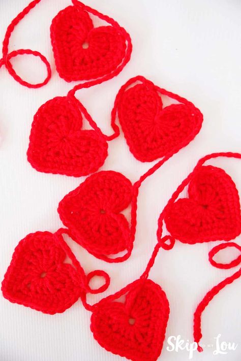 Easy Crochet Heart, Crochet Heart Garland, Free Heart Crochet Pattern, Crocheted Hearts, Crochet Puff Flower, Crochet Hearts, Crochet Garland, Crochet Flowers Easy, Crochet Heart Pattern