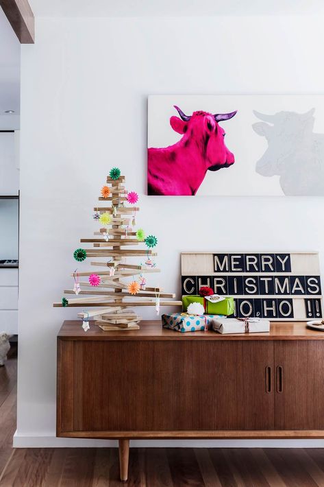 Take a tour of this renovated family home, resplendent in its mid-century design, and see how cool a modernist Christmas can be. Modern Christmas Tree Ideas, Midcentury Modern Christmas, Retro Living Room Decor, Traditional Color Palette, Holiday Living Room, Mid Century Modern Christmas, Christmas Modern, Modern Christmas Tree, Modern Christmas Decor