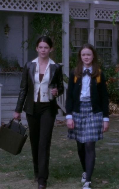 Lorili Gilmore Outfits, 2000s Fall Fashion, Outfits Cafe, Lorelai Gilmore Outfits, Mini Skirt Knee High Boots, Aesthetic Mini Skirt, Rory Gilmore Outfits, Young Professional Fashion, Lorelai Gilmore Style