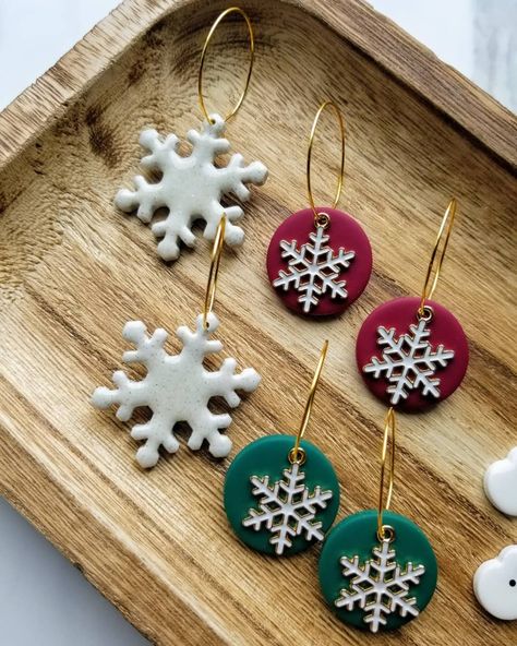 Fimo Christmas Ideas, Christmas Earing Diy, Seasonal Polymer Clay Earrings, Wreath Clay Earrings, New Years Earrings Polymer Clay, Snowflake Clay Earrings, Diy Clay Christmas Earrings, Polymer Clay Xmas Earrings, Winter Polymer Clay