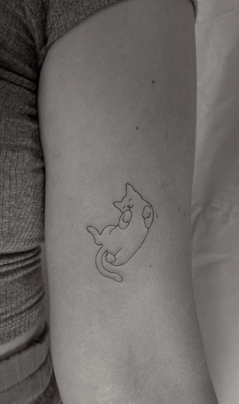 Cat Tattoo Laying Down, Cat Ears And Nose Tattoo, Fine Line Tattoo Minimalist Cat, Simple Pet Drawings, Cat On Back Tattoo, Small Cats Tattoos, British Shorthair Tattoo, Cat And Human Tattoo, Cat Tattoo With Name