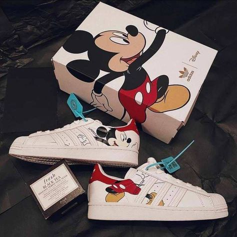 Disney Gear, Custom Heels, Minnie Mouse Birthday Party Decorations, Minnie Mouse Shoes, Custom Sneakers Diy, Painted Nikes, Mickey Mouse Pictures, Custom Shoes Diy, Disney Inspired Outfits