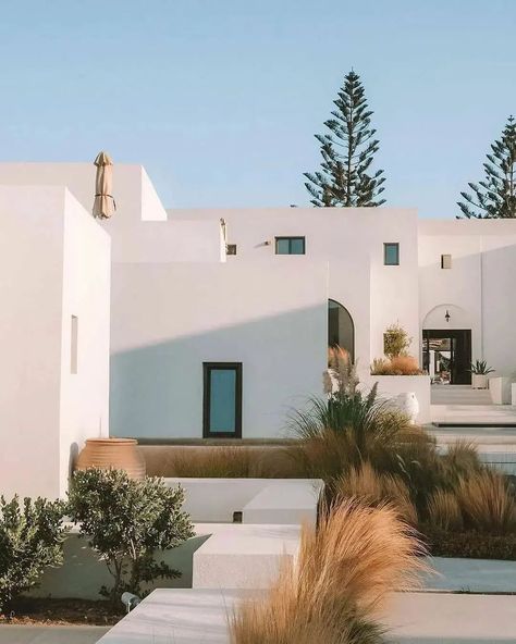 DEJAVU DESIGN on Instagram: “Reposted from @cauvarjao Photo shared by Cláudia Varjão Archi & Int on May 14, 2022 tagging @cauvarjao, @archiandbeyond, and…” Luxury Concierge Services, Cavo Tagoo Mykonos, Spanish Modern, Best Places To Vacation, Beautiful Entryways, Coral Decor, Minimal Living, Luxury Services, Earth Homes