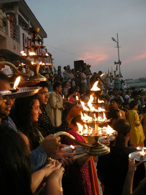 Evening Puja Chatth Puja Photography, Chath Puja Photography, Karthigai Deepam Photography, Durga Puja Kolkata Aesthetic, Kolkata Durga Puja Photography, Indian Lamp, Prayer Aesthetic, Indian Lamps, Devotional Images