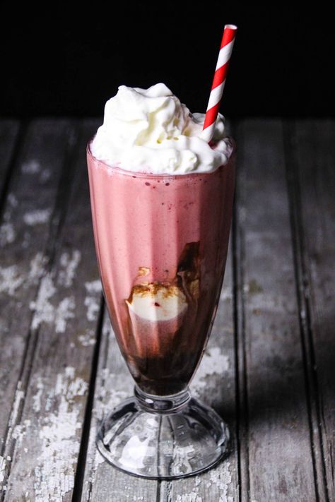 Cake Shake Recipe, Red Velvet Shake, Chocolate Red Velvet Cake, Red Velvet Milkshake, Cake Shake, Homemade Ice Pops, Red Velvet Whoopie Pies, Red Velvet Recipes, Ice Cream Shake