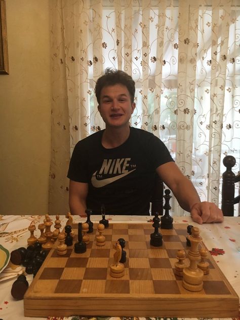 Alec Utgoff Alec Utgoff, Chief Hopper, Watch Stranger Things, Stranger Things 2, Cute Curly Hairstyles, Bad Taste, Beautiful Smile, Chess Board, Good People