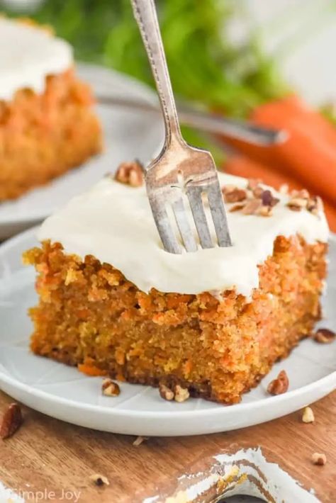 This easy Carrot Cake recipe is moist, full of great spices and flavors, and topped with the best cream cheese frosting and chopped pecans, making it an irresistible homemade cake. If you are looking for the perfect carrot cake recipe from scratch, this is it! Carrot Cake Recipe From Scratch, Carrot Cake Bars, Carrot Cake Recipe Easy, Banana Muffins Easy, Homemade Carrot Cake, Moist Carrot Cakes, Easy Carrot Cake, Best Carrot Cake, Cinnamon Roll Cake