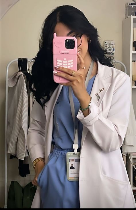 Foto Doctor, Effortless Makeup, Doctor Jokes, Medical Scrubs Outfit, Medical School Life, Medical Student Motivation, Nurse Inspiration, Doctor Outfit, Nurse Aesthetic