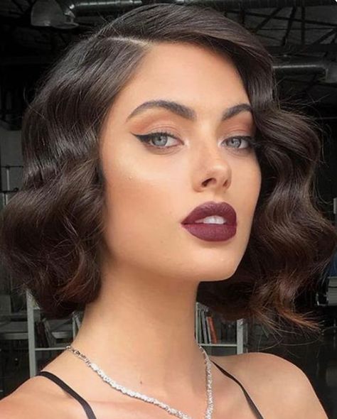 1920s Hair, Prom Makeup Looks, Prom Hairstyles For Short Hair, Vlasové Trendy, Short Wavy Hair, Short Wedding Hair, Penteado Cabelo Curto, Prom Hairstyles, Wedding Hair And Makeup