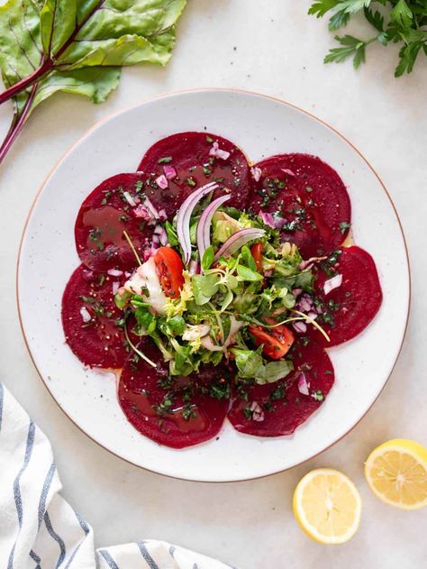 Beet Carpaccio Recipe, Salad Plates Ideas, Restaurant Appetizers Ideas, Fancy Salads Presentation, Salad Presentation Ideas, Salad Plating Ideas, Beet Appetizer, Salad Plating, Restaurant Salads