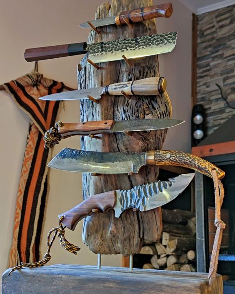 Knife Display Stand, Knife Display Ideas, Custom Kitchen Knives, Deer Hunting Decor, Knife Display Case, Knife Display, Gear Room, Hunting Diy, Knife Organization