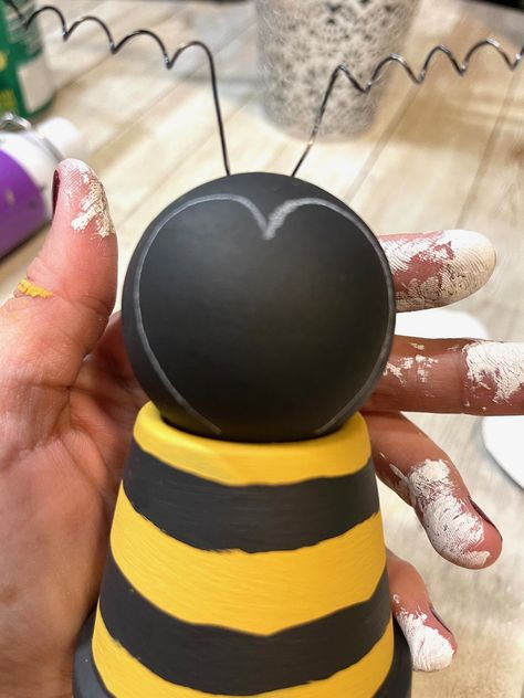 Clay Pot Bumble Bee - Creating Through Chaos Bee Magnets Diy, Clay Pot Bee, Bee Ideas Decoration, Diy Bumble Bee Decorations, Diy Bee Crafts, Diy Bee Decorations, Diy Bee Decor, Bumble Bee Crafts, Diy Bees