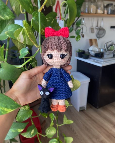 💫Kiki’s delivery service💫 If you’re interested in purchasing send me a message 🫶🏼 Kiki’s pattern: @loshilosdeluna Jiji’s pattern: @songbirdcrochetart 🏷️ #studioghibli #kofi #otaku #kikisdeliveryservice #jiji #crochet #amigurumicollection #collection #collectiontoys #anime #handmade #handmadewithlove Kiki Delivery Service Crochet, Jiji Crochet, Jiji Kiki's Delivery Service, Jiji Kiki, Kiki Delivery, Kiki's Delivery Service, Delivery Service, Studio Ghibli, Amigurumi