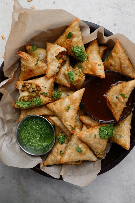 This Gujarati vegetable samosas recipe is my Nani's! So you just KNOW it's the real deal. These samosas are crispy on the outside and packed with Indian-spiced veggies on the inside. These are bites of heaven when dunked in some chutney. Vegetable Samosa Recipe, Easy Samosa Recipes, Vegetable Samosa, Samosa Recipe, Christmas Recipe, Halal Recipes, Indian Snacks, Tasty Bites, Samosa