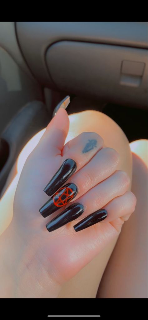 Simple Gothic Nails Coffin, Acrylic Nails Ideas Emo, Black Nails Goth Gothic, Punk Rock Nails Grunge, Motley Crue Nails, Nails Acrylic Emo, Nails Acrylic Gothic, Punk Nails Acrylic, Nail Ideas Emo