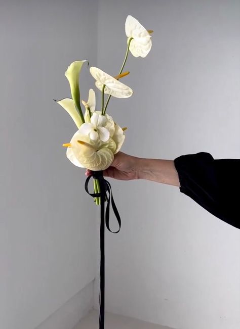 Weird Bouquet Ideas, Different Wedding Bouquet Styles, Flower Arrangements Minimalist, Modern Bridal Flowers, Modern Bridal Bouquet Simple, Non Traditional Wedding Bouquet, Editorial Bouquet, Modern Bridesmaid Bouquet, Bouquets With Orchids