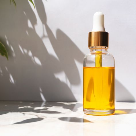 Jojoba Oil Skin, Skin Lightening Serum, Info Poster, Serum Bottle, Jojoba Oil Benefits, Brighten Skin Naturally, Essence Serum, Lightening Serum, Beauty Products Photography