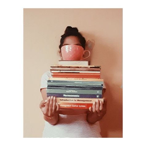 Book faceless portrait photography Aesthetic Faceless Photo Ideas, Faceless Self Portrait Photography, Self Potraits Instagram, Faceless Portrait Photography, Faceless Photography Ideas, Book Selfie Ideas Pictures, Faceless Photoshoot, Faceless Picture Ideas, Self Portrait Photography Ideas At Home