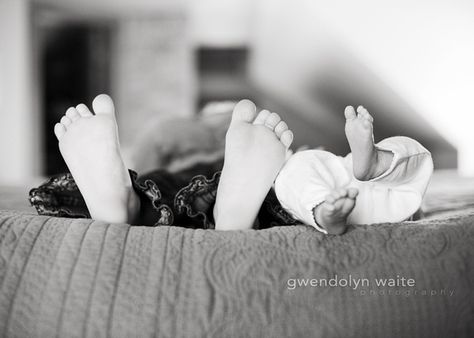 newborn and sibling photography ideas - Google Search Photo Bb, Newborn Sibling, Sibling Pictures, Foto Newborn, Baby Fotografie, Newborn Family Photos, Sibling Photography, Sibling Photos, Sister Pictures