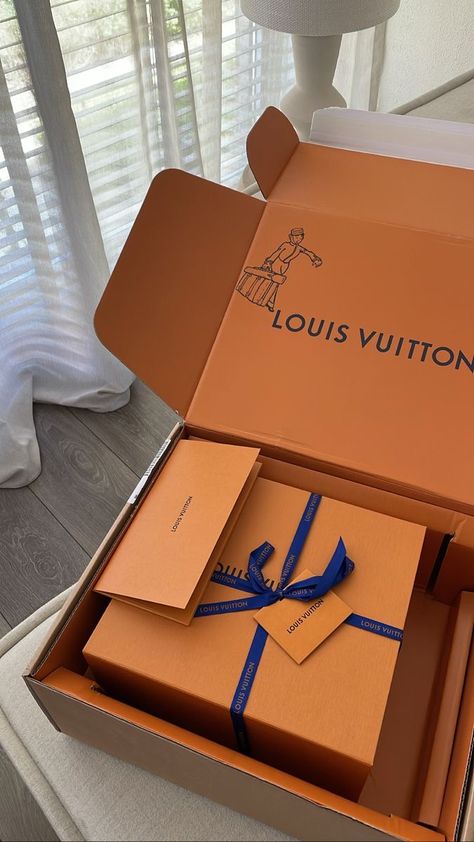 Louis Vuitton Box Packaging, H&m Shopping, Luxury Birthday Gifts, Unboxing Packaging, Kylie Lip Kit, Luxury Birthday, Business Ideas Entrepreneur, Lovely Flowers Wallpaper, Easter Egg Crafts