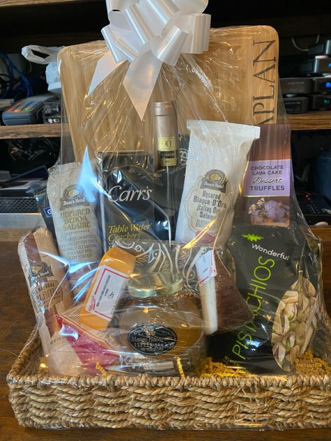 Charcuterie Themed Gift Basket, Cheese And Wine Basket, Cheese Board Basket, Cheese And Cracker Gift Basket Ideas, Charcuterie Board Gift Baskets, Charcuterie Board Basket Ideas, Wine And Charcuterie Gift Basket, Charcuterie Raffle Basket Ideas, Charcuterie Raffle Basket