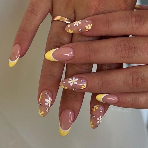 Kutek Disney, Unghie Sfumate, Yellow Nails Design, Manikur Kuku, Daisy Nails, Smink Inspiration, Summery Nails, Nagel Inspo, Cat Kuku