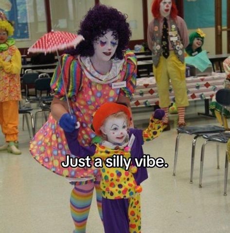 Diy Clown Decorations, Clowns Kissing, Clowncore Fashion, Clown Walk, Clown Meme, Clown School, Silly Clown, Clown Stuff, Clown Pics