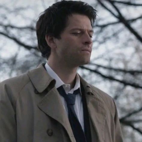 Castiel Aesthetic, Minutes To Midnight, Supernatural Series, Castiel Supernatural, The Fallen Angel, Supernatural Wallpaper, Supernatural Pictures, Supernatural Destiel, Supernatural Cast