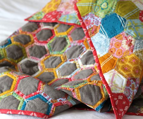 flower pots. qayg. entropy always wins. Hexagon Quilt Pattern, One Block Wonder, Hexagon Patchwork, Hexie Quilt, Bonnie Hunter, Amish Quilts, Quilt As You Go, Quilt Festival, Hexagon Quilt