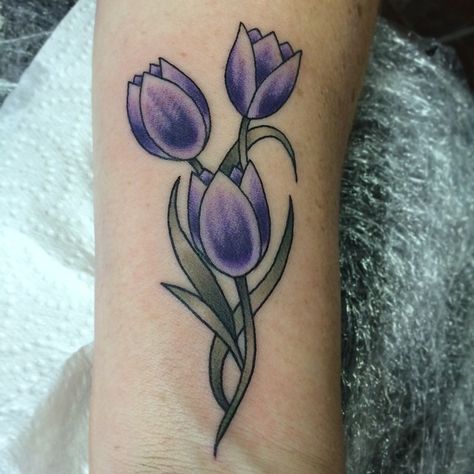 34 Colorful Tulip Tattoos and Their Creative Meanings - TattoosWin Tattoo Tulip, Wildflowers Tattoo, Tulip Tattoo, Bouquet Tattoo, Flower Tattoo Arm, Tattoo Desings, Floral Tattoo Design, Tattoo Designs And Meanings, Best Tattoo Designs