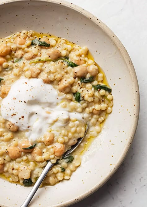 Creamy Giant Couscous With Chickpeas + Spinach - SO VEGAN Giant Couscous, Chickpeas And Spinach, Creamy Orzo, Broccoli Fritters, Spinach Recipe, Brunch Desserts, Light Breakfast, Couscous Recipes, Veggie Food