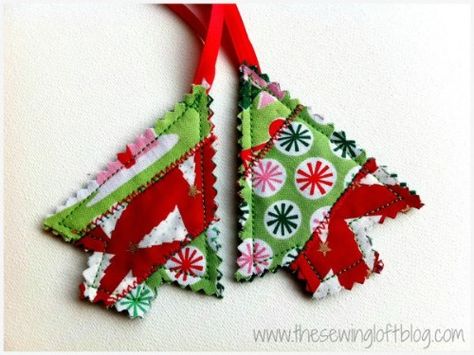 If you love sewing, then chances are you have a few fabric scraps left over. You aren’t going to always have the perfect amount of fabric for a project, after all. If you’ve often wondered what to do with all those loose fabric scraps, we’ve got quite a treat for you. So with the leftover fabric... Quilted Trees, Quilt Ornaments, Christmas Sewing Projects, Fabric Tree, Mini Tree, Quilted Christmas Ornaments, Holiday Craft, Navidad Diy, Baby Lock