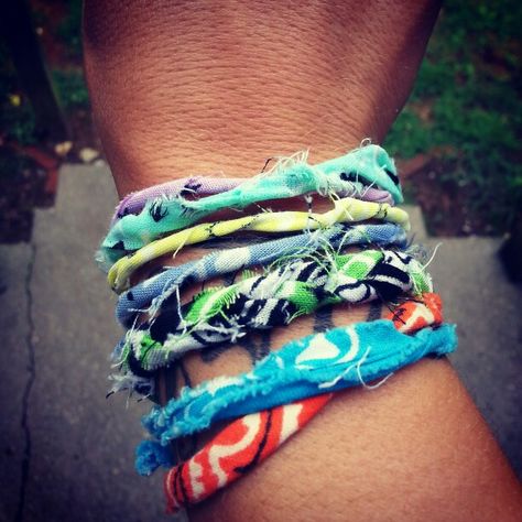 Made me some rad bandana bracelets! Bandana Bracelet Diy, Bandana Bracelet, Bandana Crafts, Outer Banks Outfits, Braided Friendship Bracelets, Jewelry Making Business, Camp Crafts, Christmas Child, Operation Christmas