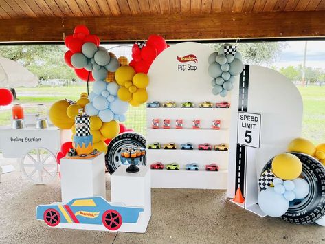 Hot Wheels 5th birthday party | CatchMyParty.com Hot Wheels Birthday Party Ideas, Hot Wheels Decorations, Hot Wheels Birthday Party, Hot Wheels Themed Birthday Party, Truck Theme Birthday, Hotwheels Birthday Party, Racing Theme, Hot Wheels Party, Hot Wheels Birthday