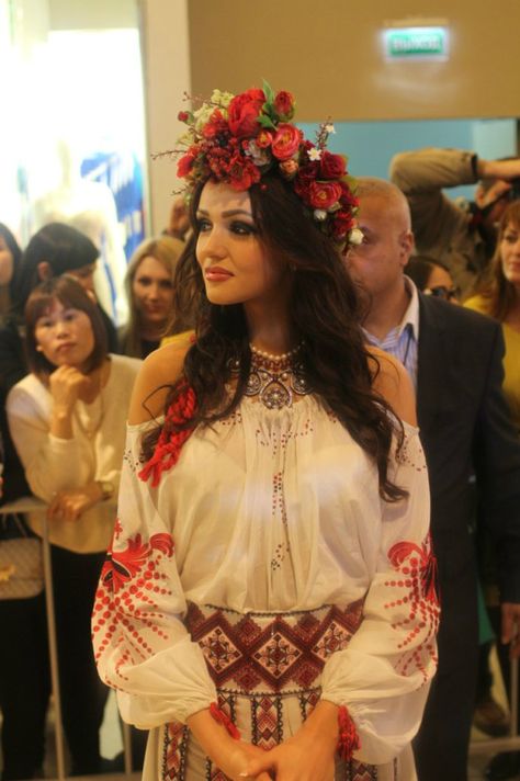 UKRAINIAN National dress Vinok Ukrainian, Ukrainian Wedding, Ukrainian Girl, Ukrainian Culture, Ukrainian Clothing, Ukrainian Dress, Ukraine Women, Ukraine Girls, Ethno Style