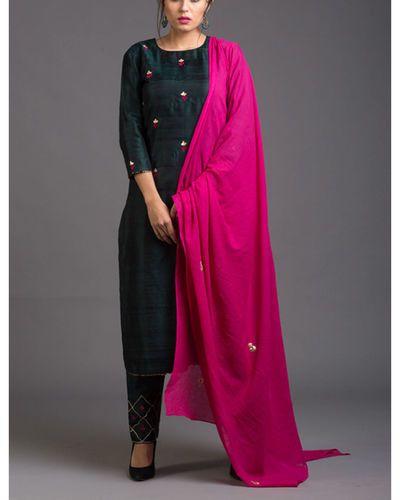 Pink Dupatta Color Combinations, The Secret Label, Salwar Neck Designs, Pink Dupatta, Modern Saree, Beautiful Pakistani Dresses, Cotton Kurti Designs, Trendy Dress Outfits, Fashion Design Dress