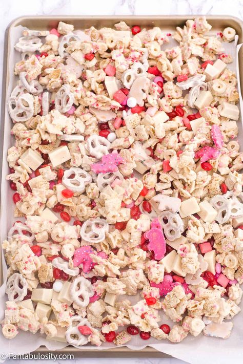 Valentine Trash Recipe, Valentine's Day Bark Recipes, White Chocolate Chex Mix For Valentine’s Day, Valentines Bark Recipes, Valentine Cracker Candy, Valentines Day Bark, Valentine Mix Snack, Valentine Snack Mix Ideas, Valentines Chex Mix Recipes