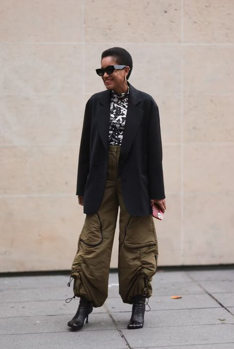 Cargo Pants Street Style, Daily Street Style, Pants Trend, Cargo Pants Style, Going Out Looks, Going Out Dress, Pant Trends, Classic Blazer, Streetwear Fashion Women