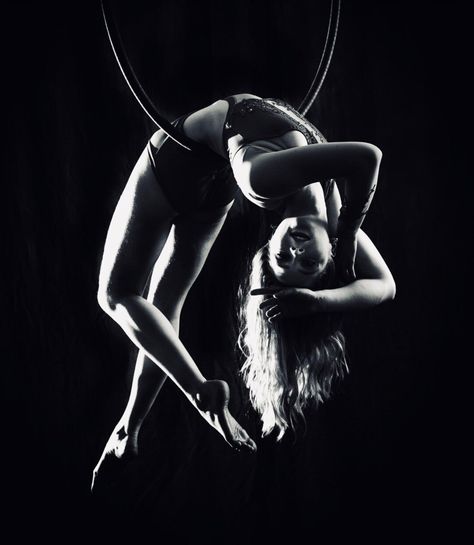 Halloween Aerial Photoshoot, Aerial Dance Photography, Aerial Tattoo, Pole Dance Tattoo, Aerial Hoop Aesthetic, Lyra Performance, Lyra Photoshoot, Circus Books, Hoop Poses