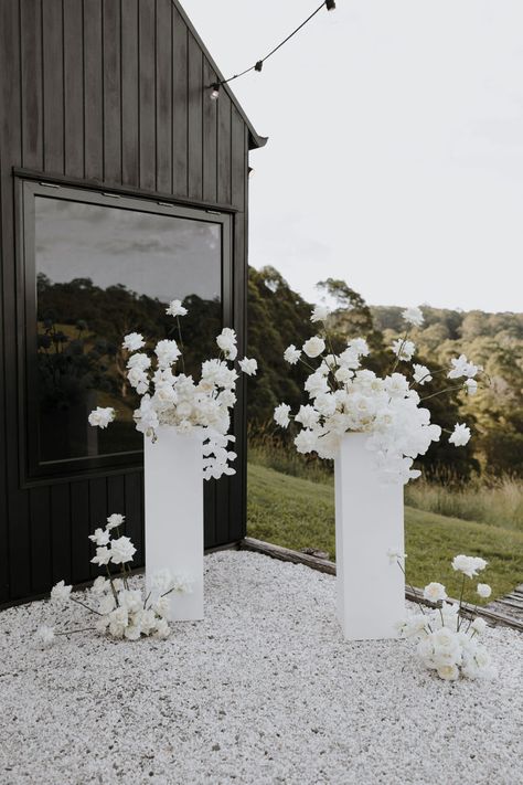 Modern Wedding Aisle Decor, Minimalist Ceremony Decor, White Wedding Aisle, Wedding Alter Flowers, Modern Minimalistic Wedding, Wedding Pillars, White Wedding Ceremony, Modern Wedding Ceremony, Aisle Decorations