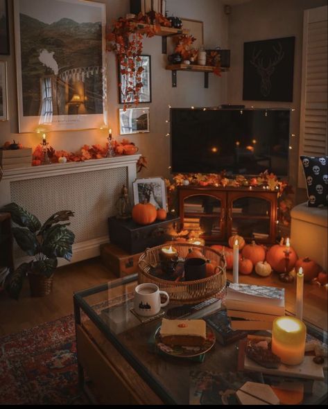 Cozy Fall Halloween Decor, Autumn Decor Apartment, Cozy Halloween Aesthetic Decor, Halloween Cozy Decor, Autumn Apartment Aesthetic, Fall Aesthetic Decorations, Autumn Themed Room, Fall Halloween Decor Living Room, Cozy Fall Home Aesthetic