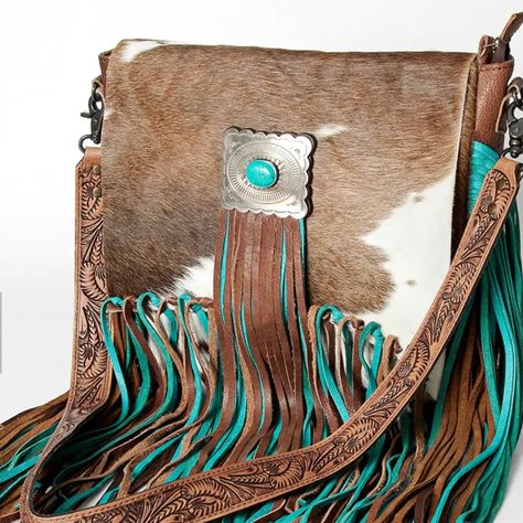 Large Crossbody/Messenger Bag With Cowhide With Fringe Western Bags Purses, Western Bags, Western Style Purse, Cowboy Crafts, Leather Fringe Purse, Western Bag, Cowgirl Outfit, Cowhide Purse, Bags Ideas