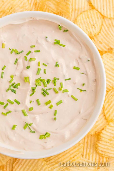 1 Minute French Onion Dip is the must-have star of every party! Using only three ingredients, this dip is quick to make and a crowd-pleaser! #Realhousemoms #frenchonion #frenchoniondip #oneminute #threeingredients #onionsoupmix #sourcrema #dips #appetizer #superbowl #gameday Onion Dip Mix Recipe, Lipton Onion Dip, Onion Dips, Onion Dip Mix, French Onion Dip Recipe, Onion Dip Recipe, French Onion Dip, Onion Dip, Onion Soup Mix