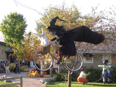 Witch Flying School Halloween, Flying Witch Diy, Witches Yard Decorations, School Halloween Decorations, Yard Witch, Flying Witch Halloween, Village Witch, Witches Night, Witch Props