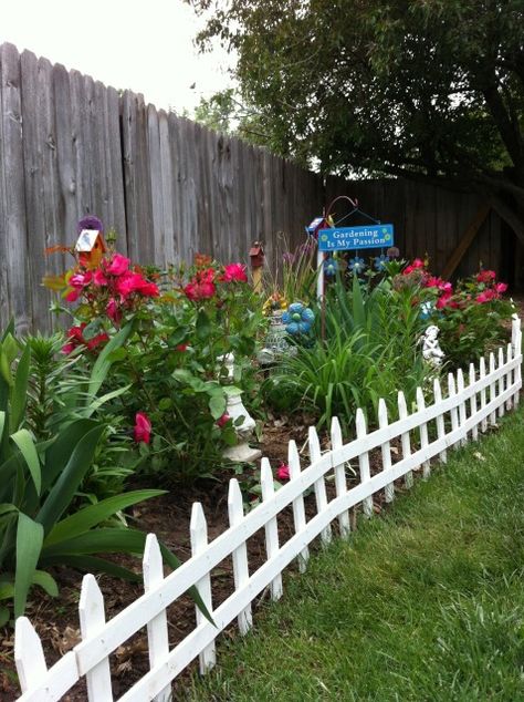 cute ideas, Greta has this little fence. Garden Design Fence Ideas, Fence Around Flower Bed, Wooden Garden Fence Ideas, Garden Fence Ideas Decorative, Flower Garden Fence Ideas, Scalloped Garden Edging, Wooden Fence Decorating Ideas, Garden Fence Ideas Diy, Garden Wooden Fence