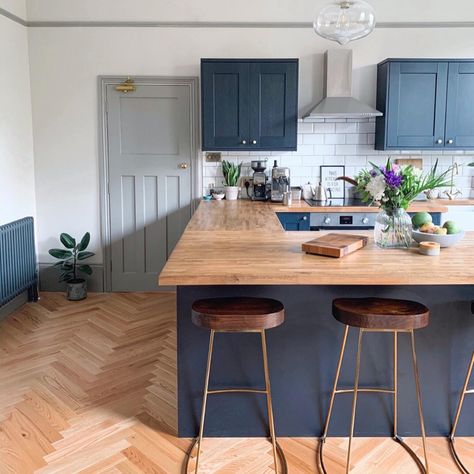 We love this Navy Shaker Kitchen paired with oak worktops and parquet flooring/chevron flooring - the white tiled splashback brightening this look. Bring your kitchen to life with a breakfast bar, add bar wooden stools to finish off this look. This dark kitchen is the perfect place to experiment with door colours, a grey door works well with this look. Blue Cupboards, Navy Kitchen, Open Plan Kitchen Dining Living, Kitchen Decor Inspiration, Open Plan Kitchen Dining, Open Plan Kitchen Living Room, Kitchen Dining Living, Kitchen Trends, Kitchen Room Design