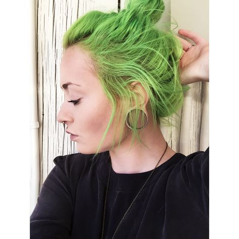 Manic Panic, Electric Lizard   #manicpanic #electriclizard #greenhair Manic Panic Electric Lizard, Manic Panic Hair, Ash Hair Color, Hair Color Crazy, Split Hair, Hair Creations, Pretty Hair Color, Manic Panic, Hair Videos Tutorials